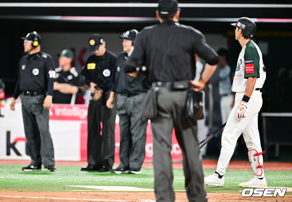 29일 오후 수원 KT위즈파크에서 ‘2025 신한 SOL BANK KBO리그’ KT 위즈와 KIA 타이거즈의 경기가 진행됐다.이날 경기에 KT는 패트릭을, KIA는 네일을 선발투수로 내세웠다. 3회말 1사 KT 장진혁이 체크스윙 비디오판독 결과를 기다리고 있다. 2025.08.29 / soul1014@osen.co.kr