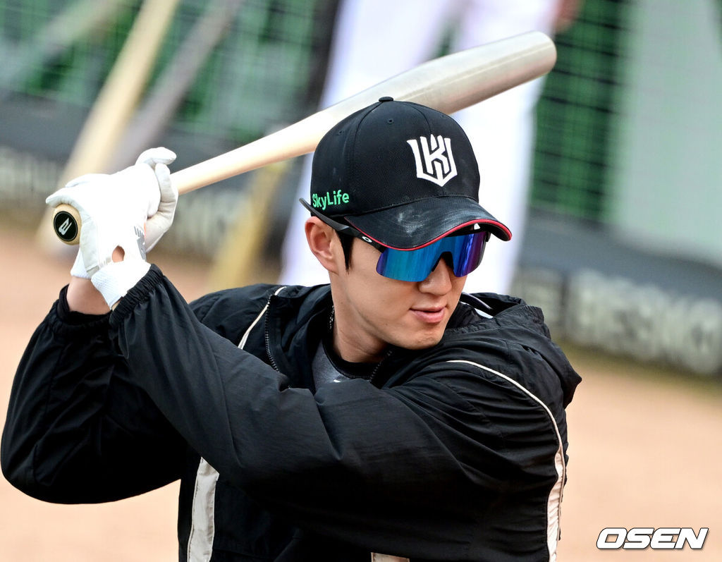 17일 오후 광주-기아 챔피언스필드에서 ‘2025 신한 SOL Bank KBO리그’ KIA 타이거즈와 KT 위즈의 경기가 열린다.홈팀 KIA는 양현종, 방문팀 KT는 윌리엄 쿠에바스를 선발투수로 내세운다.경기를 앞두고 진행된 훈련에서 KT 김민혁이 어뢰 배트로 스윙을 하고 있다. 이 어뢰 배트는 방망이 제작 업체가 테스트용으로 KIA 구단에 제공했다고 KIA 관계자는 전했다. 2025.04.17 / dreamer@osen.co.kr
