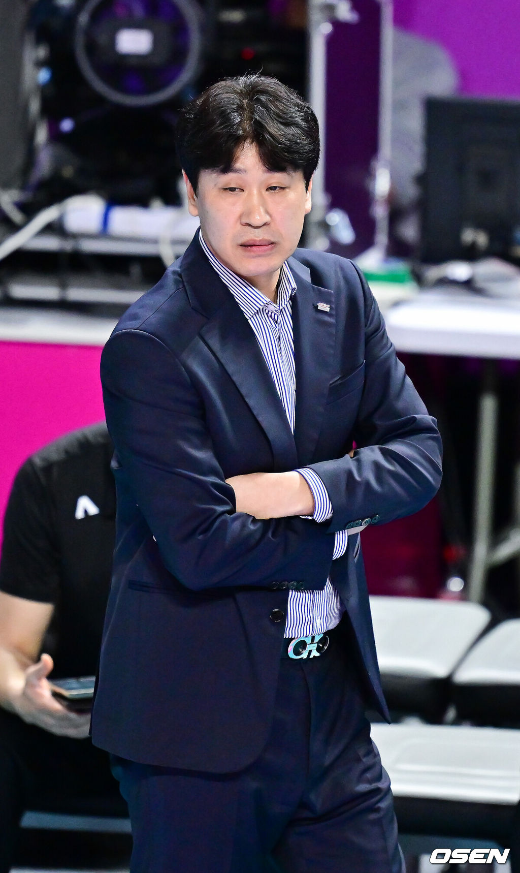 13일 오후 인천 삼산월드체육관에서 진에어 2025-26 여자배구 V리그 흥국생명과 한국도로공사의 경기가 진행됐다.한국도로공사는 이날 경기에서 승리하면 남은 일정과 관계없이 정규리그 정상과 챔피언결정전 직행을 확정할 수 있다. 1세트 한국도로공사 김종민 감독이 경기를 지켜보고 있다2026.03.13 / soul1014@osen.co.kr