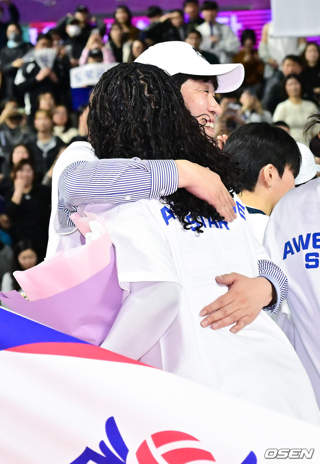 한국도로공사가 8년 만에 정규리그 1위를 확정했다.한국도로공사는 13일 인천 삼산월드체육관에서 열린 진에어 2025~2026 V리그 원정경기에서 흥국생명을 세트스코어 3-0(25-19 27-25 25-17)으로 승리했다.이로써 한국도로공사는 2위 현대건설과 승점 4차로 벌려 남은 경기 결과와 상관없이 정규리그 1위를 확정했다.경기종료 후 한국도로공사 김종민 감독이 모마와 포옹을 하고 있다. 2026.03.13 / soul1014@osen.co.kr