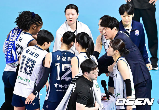 [OSEN=삼산체(인천), 박준형 기자] 13일 오후 인천 삼산월드체육관에서 진에어 2025-26 여자배구 V리그 흥국생명과 한국도로공사의 경기가 진행됐다.한국도로공사는 이날 경기에서 승리하면 남은 일정과 관계없이 정규리그 정상과 챔피언결정전 직행을 확정할 수 있다. 1세트 한국도로공사 김종민 감독이 선수들과 이야기를 나누고 있다. 2026.03.13 / soul1014@osen.co.kr