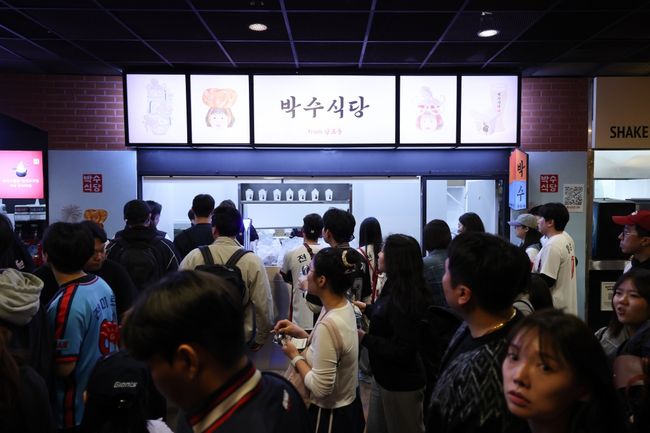 롯데 자이언츠가 2026시즌 개막을 앞두고 사직야구장 F&B 매장을 개편하고 주문 시스템을 리뉴얼했다. 사직야구장을 찾는 팬들은 다양한 먹거리와 편리한 주문 서비스를 이용할 수 있다. / 롯데 자이언츠