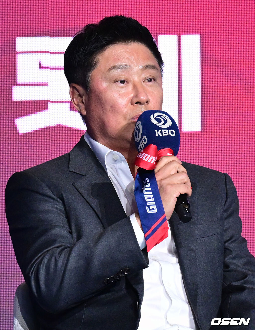 2026 신한 SOL KBO 리그 미디어데이&팬페스트 행사가 26일 서울 송파구 롯데호텔 월드에서 열렸다.2026 KBO 리그 정규 시즌은 오는 28일 인천(KIA-SSG), 잠실(LG-KT), 대구(삼성-롯데), 창원(NC-두산), 대전(한화-키움) 등 5개 구장에서 개막한다. 롯데 김태형 감독이 출사표를 던지고 있다. 2026.03.26 /cej@osen.co.kr