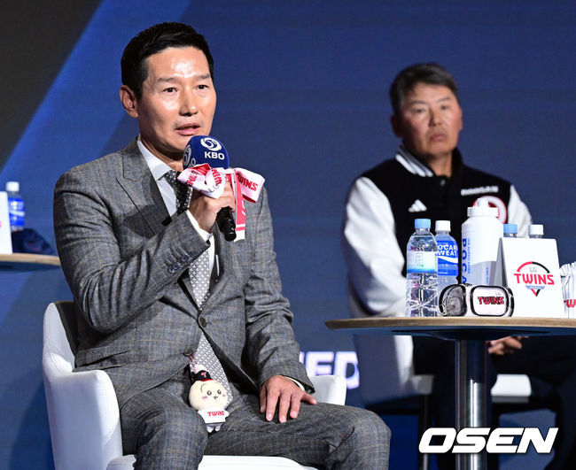 [OSEN=조은정 기자] 2026 신한 SOL KBO 리그 미디어데이&팬페스트 행사가 26일 서울 송파구 롯데호텔 월드에서 열렸다.2026 KBO 리그 정규 시즌은 오는 28일 인천(KIA-SSG), 잠실(LG-KT), 대구(삼성-롯데), 창원(NC-두산), 대전(한화-키움) 등 5개 구장에서 개막한다.&nbsp;LG 염경엽 감독이 출사표를 던지고 있다. 2026.03.26 /cej@osen.co.kr