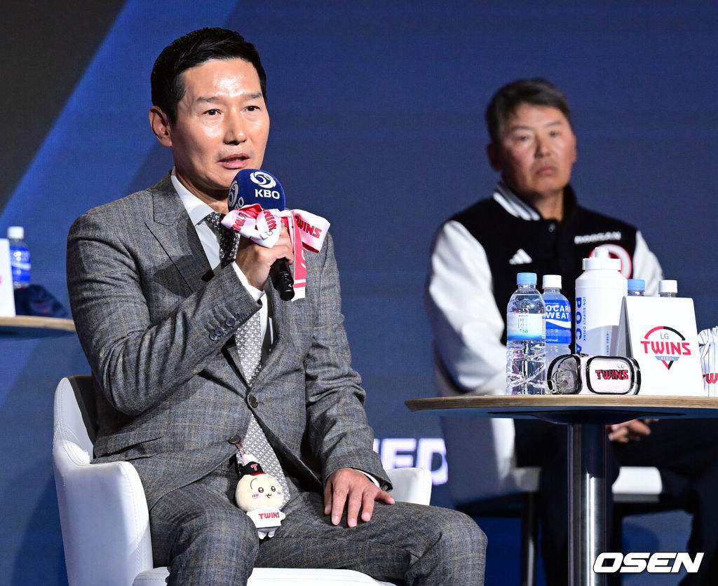 2026 신한 SOL KBO 리그 미디어데이&팬페스트 행사가 26일 서울 송파구 롯데호텔 월드에서 열렸다.2026 KBO 리그 정규 시즌은 오는 28일 인천(KIA-SSG), 잠실(LG-KT), 대구(삼성-롯데), 창원(NC-두산), 대전(한화-키움) 등 5개 구장에서 개막한다. LG 염경엽 감독이 출사표를 던지고 있다. 2026.03.26 /cej@osen.co.kr