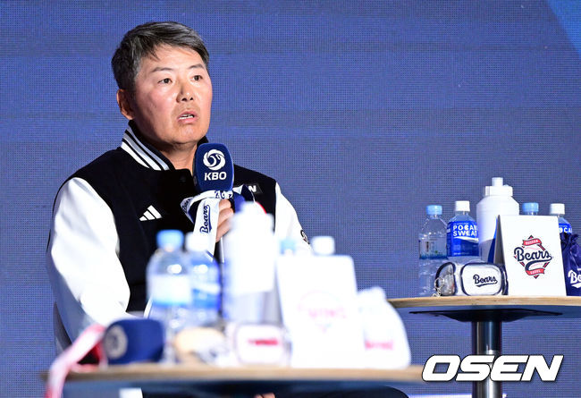 [OSEN=조은정 기자] 2026 신한 SOL KBO 리그 미디어데이&팬페스트 행사가 26일 서울 송파구 롯데호텔 월드에서 열렸다.2026 KBO 리그 정규 시즌은 오는 28일 인천(KIA-SSG), 잠실(LG-KT), 대구(삼성-롯데), 창원(NC-두산), 대전(한화-키움) 등 5개 구장에서 개막한다.&nbsp;두산 김원형 감독이 출사표를 던지고 있다. 2026.03.26 /cej@osen.co.kr