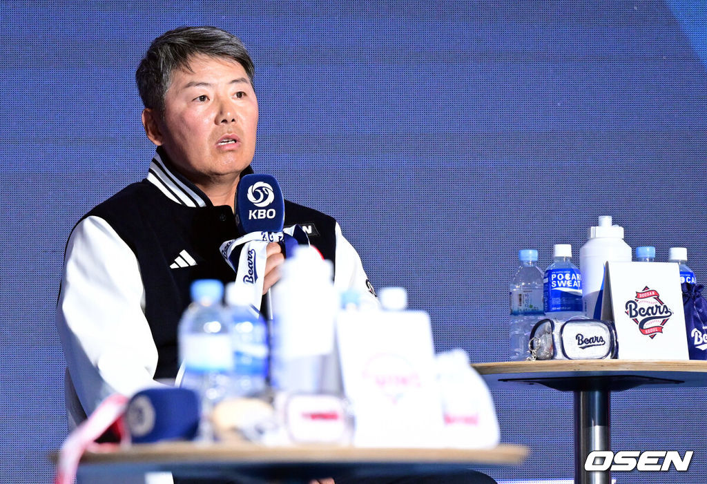 2026 신한 SOL KBO 리그 미디어데이&팬페스트 행사가 26일 서울 송파구 롯데호텔 월드에서 열렸다.2026 KBO 리그 정규 시즌은 오는 28일 인천(KIA-SSG), 잠실(LG-KT), 대구(삼성-롯데), 창원(NC-두산), 대전(한화-키움) 등 5개 구장에서 개막한다. 두산 김원형 감독이 출사표를 던지고 있다. 2026.03.26 /cej@osen.co.kr