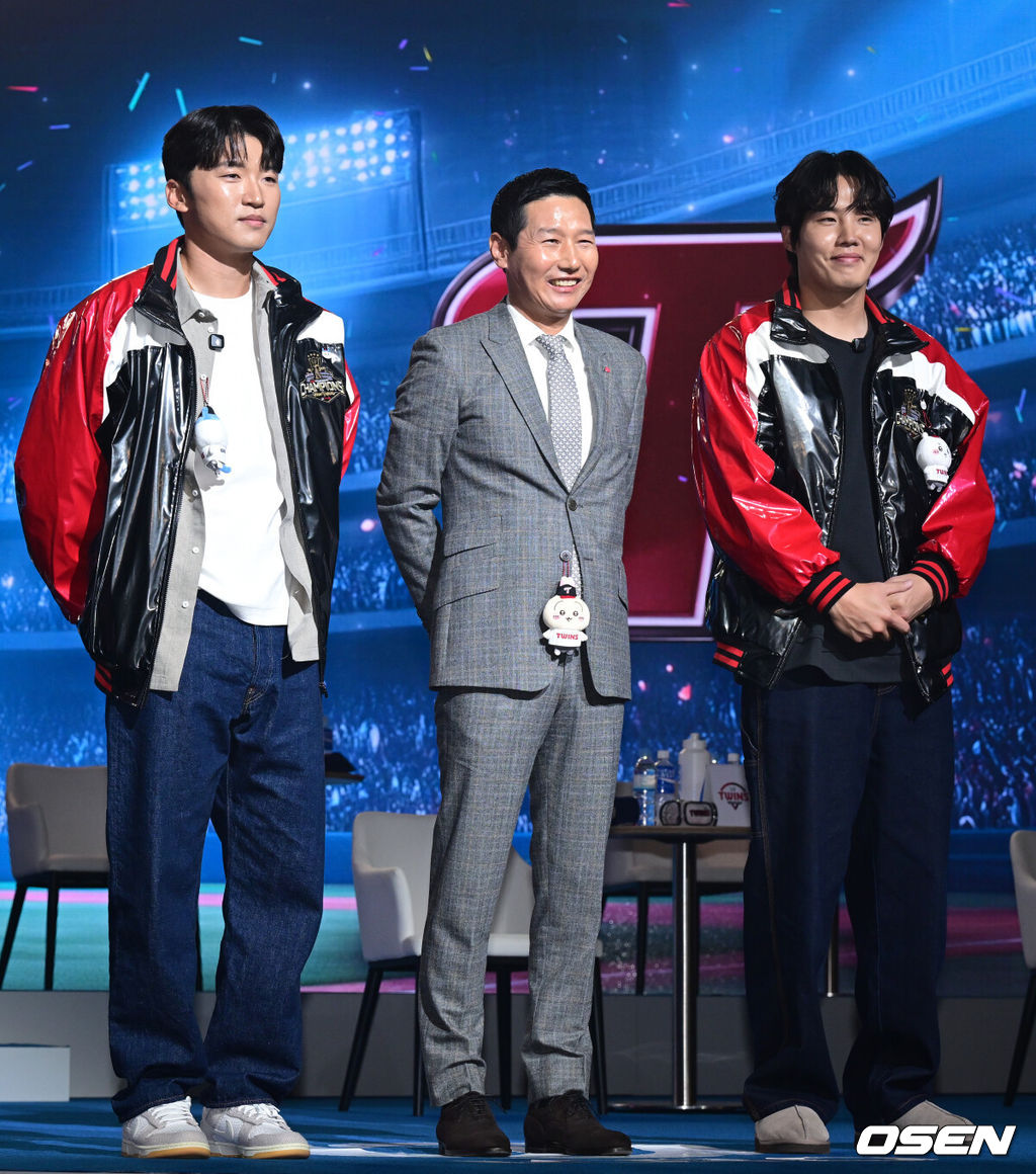 2026 신한 SOL KBO 리그 미디어데이&팬페스트 행사가 26일 서울 송파구 롯데호텔 월드에서 열렸다.2026 KBO 리그 정규 시즌은 오는 28일 인천(KIA-SSG), 잠실(LG-KT), 대구(삼성-롯데), 창원(NC-두산), 대전(한화-키움) 등 5개 구장에서 개막한다. LG 박해민, 염경엽 감독, 임찬규가 포즈를 취하고 있다. 2026.03.26 /cej@osen.co.kr