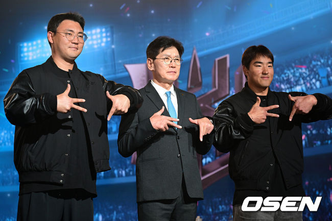 [OSEN=조은정 기자] 2026 신한 SOL KBO 리그 미디어데이&팬페스트 행사가 26일 서울 송파구 롯데호텔 월드에서 열렸다.2026 KBO 리그 정규 시즌은 오는 28일 인천(KIA-SSG), 잠실(LG-KT), 대구(삼성-롯데), 창원(NC-두산), 대전(한화-키움) 등 5개 구장에서 개막한다.&nbsp;KT 장성우, 이강철 감독, 안현민이 포즈를 취하고 있다. 2026.03.26 /cej@osen.co.kr