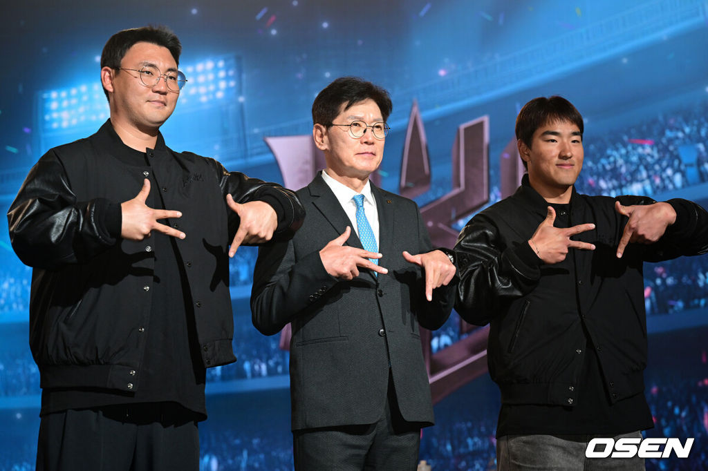 2026 신한 SOL KBO 리그 미디어데이&팬페스트 행사가 26일 서울 송파구 롯데호텔 월드에서 열렸다.2026 KBO 리그 정규 시즌은 오는 28일 인천(KIA-SSG), 잠실(LG-KT), 대구(삼성-롯데), 창원(NC-두산), 대전(한화-키움) 등 5개 구장에서 개막한다. KT 장성우, 이강철 감독, 안현민이 포즈를 취하고 있다. 2026.03.26 /cej@osen.co.kr