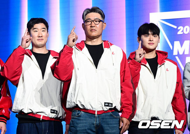 [OSEN=조은정 기자] 2026 신한 SOL KBO 리그 미디어데이&팬페스트 행사가 26일 서울 송파구 롯데호텔 월드에서 열렸다.2026 KBO 리그 정규 시즌은 오는 28일 인천(KIA-SSG), 잠실(LG-KT), 대구(삼성-롯데), 창원(NC-두산), 대전(한화-키움) 등 5개 구장에서 개막한다.&nbsp;SSG 오태곤(왼쪽부터), 이숭용 감독, 조병현이 포즈를 취하고 있다. 2026.03.26 /cej@osen.co.kr