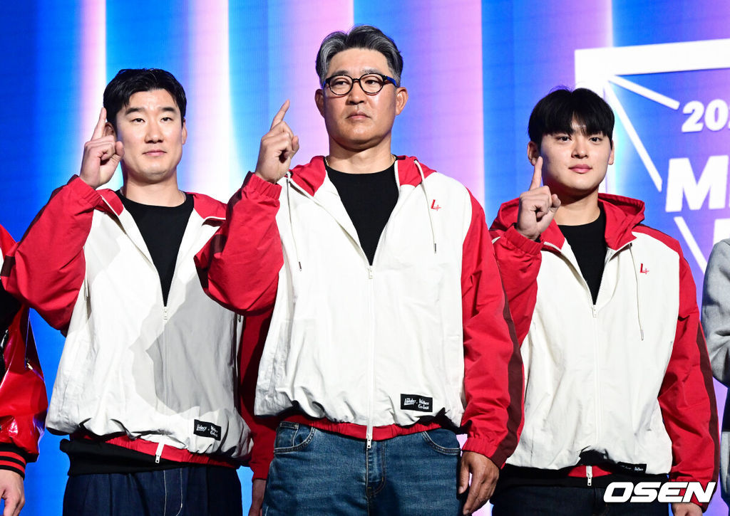 2026 신한 SOL KBO 리그 미디어데이&팬페스트 행사가 26일 서울 송파구 롯데호텔 월드에서 열렸다.2026 KBO 리그 정규 시즌은 오는 28일 인천(KIA-SSG), 잠실(LG-KT), 대구(삼성-롯데), 창원(NC-두산), 대전(한화-키움) 등 5개 구장에서 개막한다. SSG 오태곤(왼쪽부터), 이숭용 감독, 조병현이 포즈를 취하고 있다. 2026.03.26 /cej@osen.co.kr