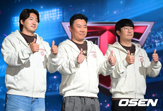 [OSEN=조은정 기자] 2026 신한 SOL KBO 리그 미디어데이&팬페스트 행사가 26일 서울 송파구 롯데호텔 월드에서 열렸다.2026 KBO 리그 정규 시즌은 오는 28일 인천(KIA-SSG), 잠실(LG-KT), 대구(삼성-롯데), 창원(NC-두산), 대전(한화-키움) 등 5개 구장에서 개막한다.&nbsp;KIA 나성범, 이범호 감독, 양의지가 포즈를 취하고 있다. 2026.03.26 /cej@osen.co.kr