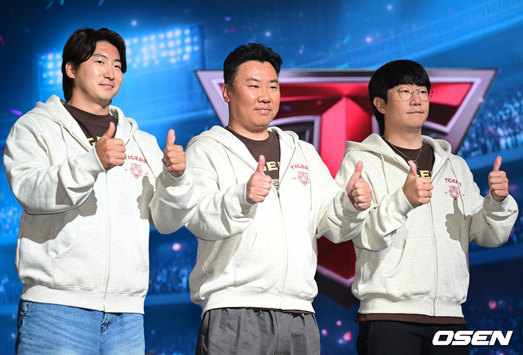 2026 신한 SOL KBO 리그 미디어데이&팬페스트 행사가 26일 서울 송파구 롯데호텔 월드에서 열렸다.2026 KBO 리그 정규 시즌은 오는 28일 인천(KIA-SSG), 잠실(LG-KT), 대구(삼성-롯데), 창원(NC-두산), 대전(한화-키움) 등 5개 구장에서 개막한다. KIA 나성범, 이범호 감독, 양의지가 포즈를 취하고 있다. 2026.03.26 /cej@osen.co.kr