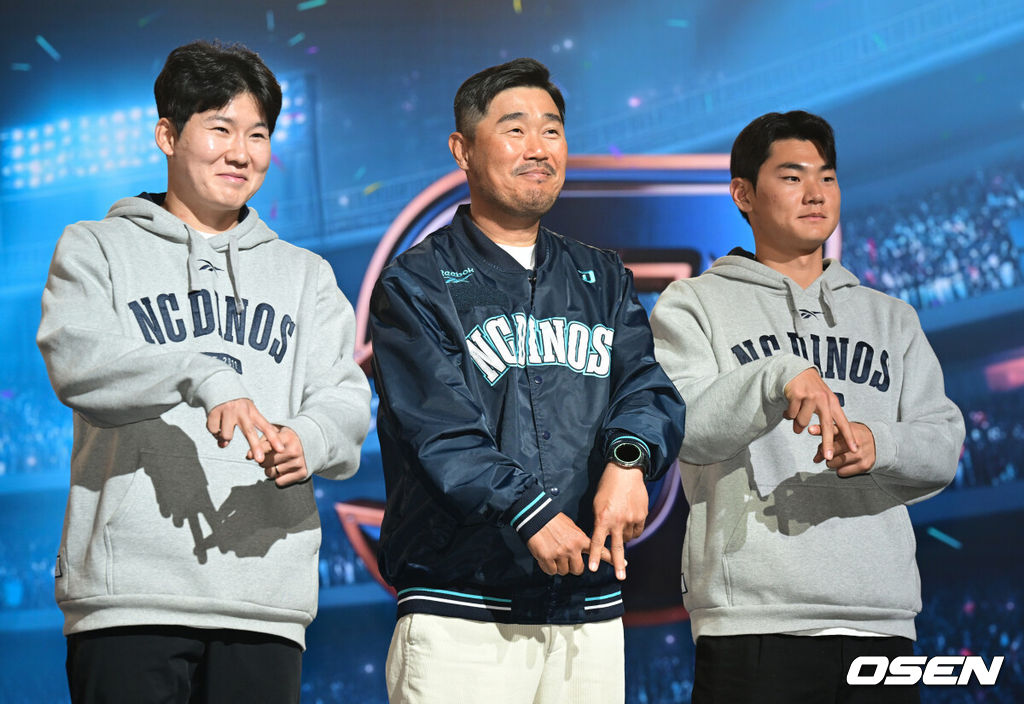 2026 신한 SOL KBO 리그 미디어데이&팬페스트 행사가 26일 서울 송파구 롯데호텔 월드에서 열렸다.2026 KBO 리그 정규 시즌은 오는 28일 인천(KIA-SSG), 잠실(LG-KT), 대구(삼성-롯데), 창원(NC-두산), 대전(한화-키움) 등 5개 구장에서 개막한다. NC 박민우, 이호준 감독, 김주원이 포즈를 취하고 있다. 2026.03.26 /cej@osen.co.kr