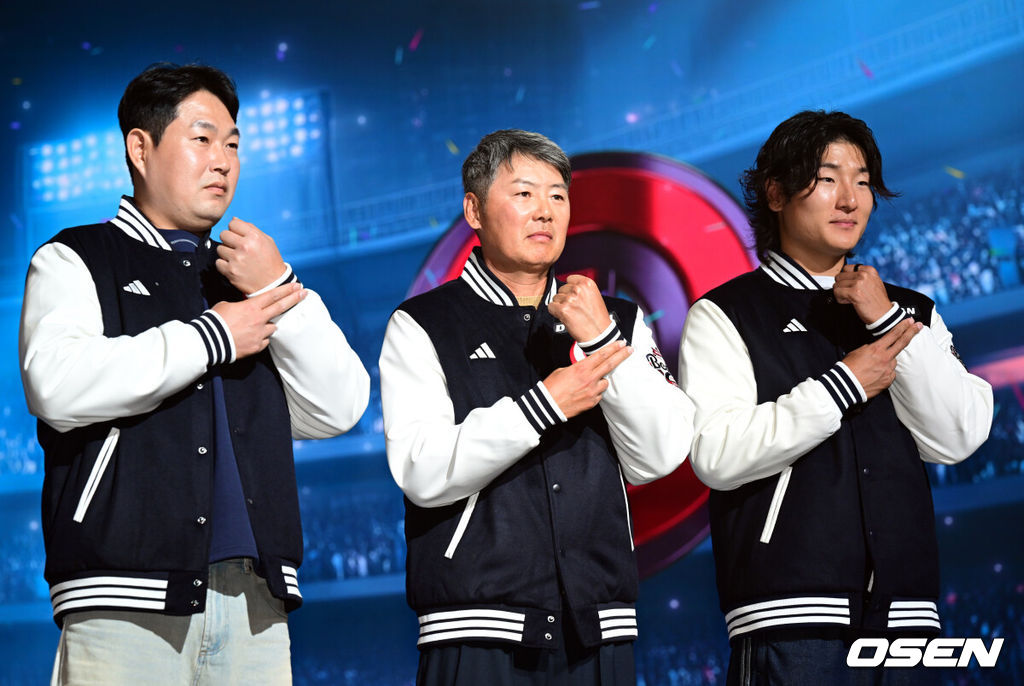 2026 신한 SOL KBO 리그 미디어데이&팬페스트 행사가 26일 서울 송파구 롯데호텔 월드에서 열렸다.2026 KBO 리그 정규 시즌은 오는 28일 인천(KIA-SSG), 잠실(LG-KT), 대구(삼성-롯데), 창원(NC-두산), 대전(한화-키움) 등 5개 구장에서 개막한다. 두산 양의지, 김원형 감독, 곽빈이 포즈를 취하고 있다. 2026.03.26 /cej@osen.co.kr