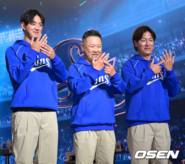 [OSEN=조은정 기자] 2026 신한 SOL KBO 리그 미디어데이&팬페스트 행사가 26일 서울 송파구 롯데호텔 월드에서 열렸다.2026 KBO 리그 정규 시즌은 오는 28일 인천(KIA-SSG), 잠실(LG-KT), 대구(삼성-롯데), 창원(NC-두산), 대전(한화-키움) 등 5개 구장에서 개막한다.&nbsp;삼성 구자욱, 박진만 감독, 강민호가 포즈를 취하고 있다. 2026.03.26 /cej@osen.co.kr