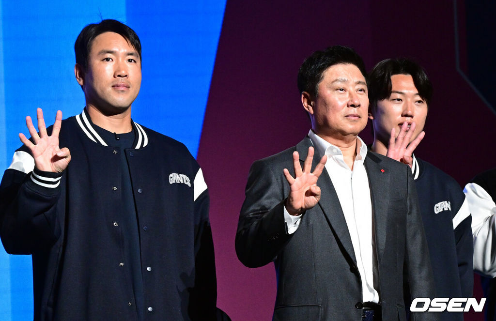 2026 신한 SOL KBO 리그 미디어데이&팬페스트 행사가 26일 서울 송파구 롯데호텔 월드에서 열렸다.2026 KBO 리그 정규 시즌은 오는 28일 인천(KIA-SSG), 잠실(LG-KT), 대구(삼성-롯데), 창원(NC-두산), 대전(한화-키움) 등 5개 구장에서 개막한다. 롯데 전준우(왼쪽부터), 김태형 감독, 전민재가 포즈를 취하고 있다. 2026.03.26 /cej@osen.co.kr