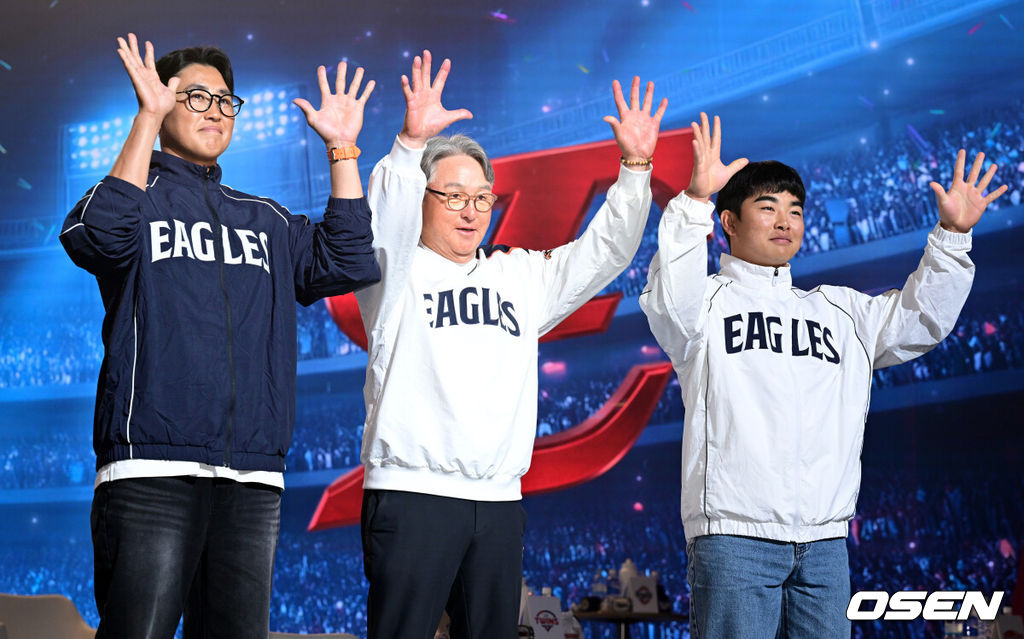 2026 신한 SOL KBO 리그 미디어데이&팬페스트 행사가 26일 서울 송파구 롯데호텔 월드에서 열렸다.2026 KBO 리그 정규 시즌은 오는 28일 인천(KIA-SSG), 잠실(LG-KT), 대구(삼성-롯데), 창원(NC-두산), 대전(한화-키움) 등 5개 구장에서 개막한다. 한화 채은성, 김경문 감독, 문현빈이 포즈를 취하고 있다. 2026.03.26 /cej@osen.co.kr