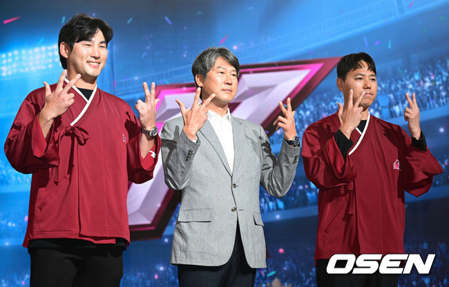 [OSEN=조은정 기자] 2026 신한 SOL KBO 리그 미디어데이&팬페스트 행사가 26일 서울 송파구 롯데호텔 월드에서 열렸다.2026 KBO 리그 정규 시즌은 오는 28일 인천(KIA-SSG), 잠실(LG-KT), 대구(삼성-롯데), 창원(NC-두산), 대전(한화-키움) 등 5개 구장에서 개막한다.&nbsp;키움 임지열, 설종진 감독, 하영민이 포즈를 취하고 있다. 2026.03.26 /cej@osen.co.kr