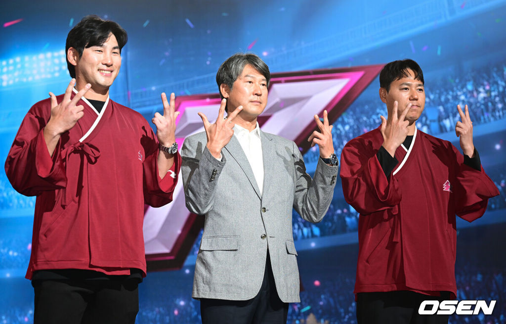 2026 신한 SOL KBO 리그 미디어데이&팬페스트 행사가 26일 서울 송파구 롯데호텔 월드에서 열렸다.2026 KBO 리그 정규 시즌은 오는 28일 인천(KIA-SSG), 잠실(LG-KT), 대구(삼성-롯데), 창원(NC-두산), 대전(한화-키움) 등 5개 구장에서 개막한다. 키움 임지열, 설종진 감독, 하영민이 포즈를 취하고 있다. 2026.03.26 /cej@osen.co.kr