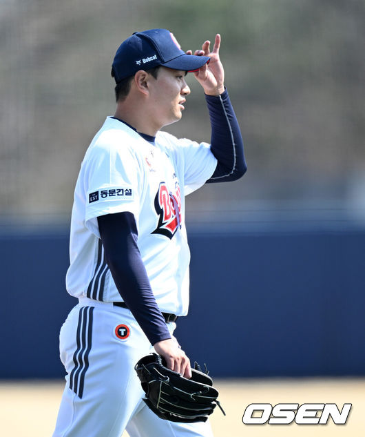 [OSEN=이천, 이대선 기자] 14일 경기도 이천 베어스파크에서 ‘2026 신한 SOL KBO리그’ 시범경기 두산 베어스와 삼성 라이온즈의 경기가 열렸다.두산은 이영하, 삼성은 장찬희를 선발 투수로 내세웠다.3회초 수비를 마친 두산 이영하가 더그아웃으로 가고 있다. 2026.03.14 /sunday@osen.co.kr