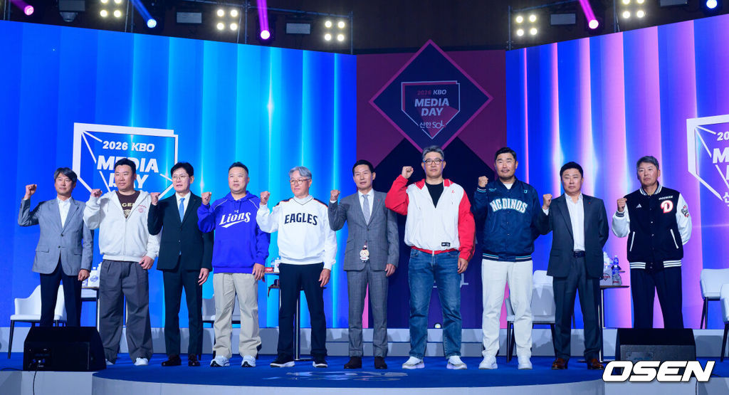 2026 신한 SOL KBO 리그 미디어데이&팬페스트 행사가 26일 서울 송파구 롯데호텔 월드에서 열렸다.2026 KBO 리그 정규 시즌은 오는 28일 인천(KIA-SSG), 잠실(LG-KT), 대구(삼성-롯데), 창원(NC-두산), 대전(한화-키움) 등 5개 구장에서 개막한다. 10개 구단 감독들이 포토타임을 하고 있다. 2026.03.26 / jpnews@osen.co.kr