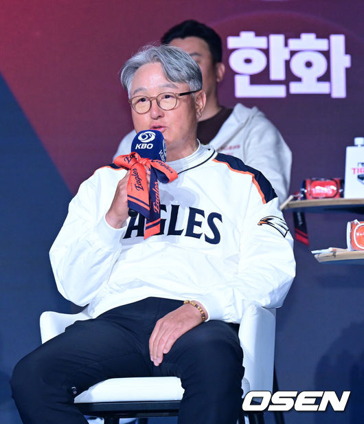 [OSEN=지형준 기자] 2026 신한 SOL KBO 리그 미디어데이&팬페스트 행사가 26일 서울 송파구 롯데호텔 월드에서 열렸다.2026 KBO 리그 정규 시즌은 오는 28일 인천(KIA-SSG), 잠실(LG-KT), 대구(삼성-롯데), 창원(NC-두산), 대전(한화-키움) 등 5개 구장에서 개막한다.&nbsp;한화 김경문 감독이 질문에 답을 하고 있다. 2026.03.26&nbsp;/ jpnews@osen.co.kr