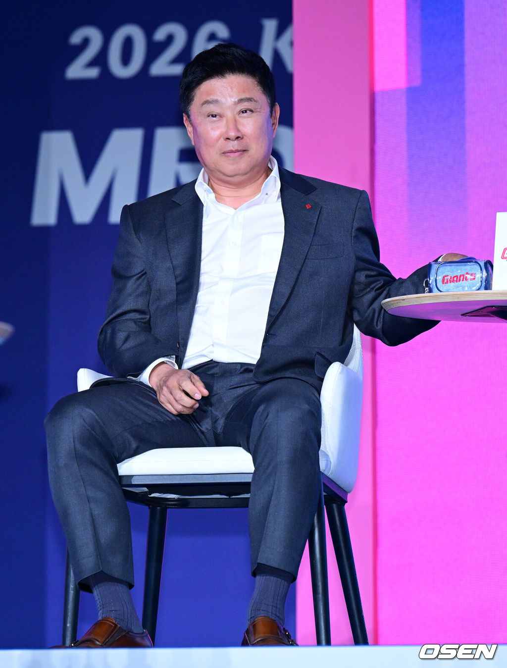 2026 신한 SOL KBO 리그 미디어데이&팬페스트 행사가 26일 서울 송파구 롯데호텔 월드에서 열렸다.2026 KBO 리그 정규 시즌은 오는 28일 인천(KIA-SSG), 잠실(LG-KT), 대구(삼성-롯데), 창원(NC-두산), 대전(한화-키움) 등 5개 구장에서 개막한다. 롯데 김태형 감독이 질문에 답을 하고 있다. 2026.03.26 / jpnews@osen.co.kr