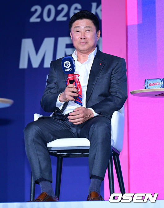 [OSEN=지형준 기자] 2026 신한 SOL KBO 리그 미디어데이&팬페스트 행사가 26일 서울 송파구 롯데호텔 월드에서 열렸다.2026 KBO 리그 정규 시즌은 오는 28일 인천(KIA-SSG), 잠실(LG-KT), 대구(삼성-롯데), 창원(NC-두산), 대전(한화-키움) 등 5개 구장에서 개막한다.&nbsp;롯데 김태형 감독이 질문에 답을 하고 있다. 2026.03.26&nbsp;/ jpnews@osen.co.kr