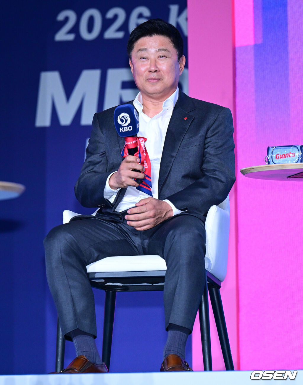 2026 신한 SOL KBO 리그 미디어데이&팬페스트 행사가 26일 서울 송파구 롯데호텔 월드에서 열렸다.2026 KBO 리그 정규 시즌은 오는 28일 인천(KIA-SSG), 잠실(LG-KT), 대구(삼성-롯데), 창원(NC-두산), 대전(한화-키움) 등 5개 구장에서 개막한다. 롯데 김태형 감독이 질문에 답을 하고 있다. 2026.03.26 / jpnews@osen.co.kr