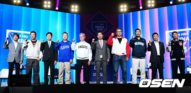 [OSEN=조은정 기자] 2026 신한 SOL KBO 리그 미디어데이&팬페스트 행사가 26일 서울 송파구 롯데호텔 월드에서 열렸다.2026 KBO 리그 정규 시즌은 오는 28일 인천(KIA-SSG), 잠실(LG-KT), 대구(삼성-롯데), 창원(NC-두산), 대전(한화-키움) 등 5개 구장에서 개막한다.&nbsp;키움 설종진(왼쪽부터), KIA 이범호, KT 이강철, 삼성 박진만, 한화 김경문, LG 염경엽, SSG 이숭용, NC 이호준, 롯데 김태형, 두산 김원형 감독이 포즈를 취하고 있다. 2026.03.26 /cej@osen.co.kr