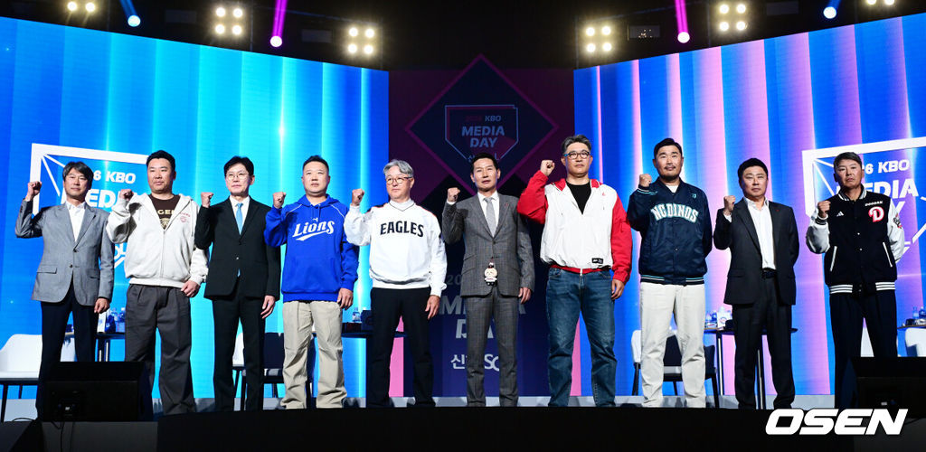 2026 신한 SOL KBO 리그 미디어데이&팬페스트 행사가 26일 서울 송파구 롯데호텔 월드에서 열렸다.2026 KBO 리그 정규 시즌은 오는 28일 인천(KIA-SSG), 잠실(LG-KT), 대구(삼성-롯데), 창원(NC-두산), 대전(한화-키움) 등 5개 구장에서 개막한다. 키움 설종진(왼쪽부터), KIA 이범호, KT 이강철, 삼성 박진만, 한화 김경문, LG 염경엽, SSG 이숭용, NC 이호준, 롯데 김태형, 두산 김원형 감독이 포즈를 취하고 있다. 2026.03.26 /cej@osen.co.kr