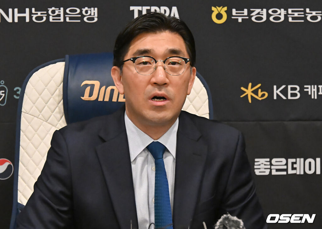 30일 창원NC파크에서 2025 신한 SOL 뱅크 KBO 리그 NC 다이노스와 한화 이글스의 경기가 열린다. 홈팀 NC가 긴 방황을 끝내고 홈구장으로 돌아왔다.NC 다이노스 이진만 대표가 창원NC파크 재개장 관련 구단 입장과 향후 대처에 대한 공식 브리핑을 진행하고 있다. 2025.05.30 / foto0307@osen.co.kr