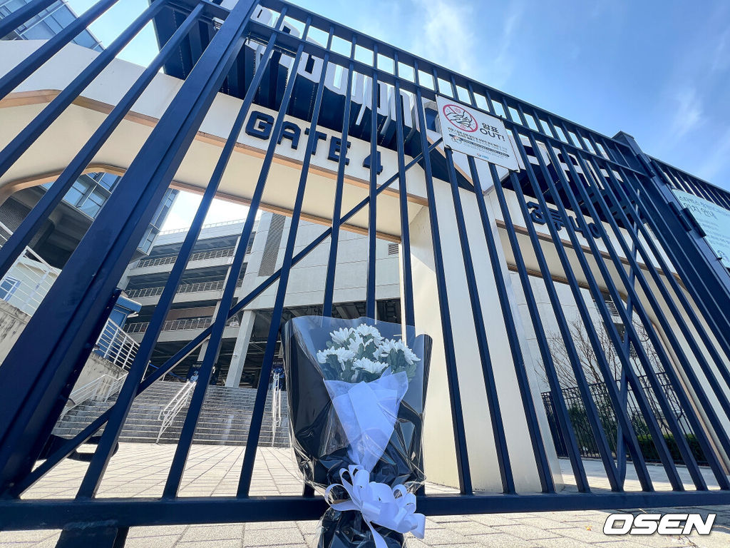 지난달 29일 LG 트윈스와 NC 다이노스와의 경기 중 3루 내야석 매점 부근 약 4층 높이에 있던 알루미늄 '루버'가 떨어져 관중이 사망하는 사고가 발생했다. 해당 사고의 여파로 지난 30일 LG와 NC의 경기는 즉각 취소됐고, 1일부터 3일까지 열리는 SSG 랜더스와의 경기는 3연전을 모두 취소했다. 또한 피해자 애도를 위해 1일 모든 경기는 전면 취소됐다. 현장인근 3루내야 출입구인 게이트4에 조화가 놓여져 있다. 2025.04.01 / foto0307@osen.co.kr