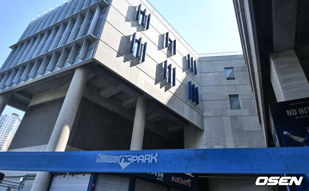지난달 29일 LG 트윈스와 NC 다이노스와의 경기 중 3루 내야석 매점 부근 약 4층 높이에 있던 알루미늄 '루버'가 떨어져 관중이 사망하는 사고가 발생했다. 해당 사고의 여파로 지난 30일 LG와 NC의 경기는 즉각 취소됐고, 1일부터 3일까지 열리는 SSG 랜더스와의 경기는 3연전을 모두 취소했다. 또한 피해자 애도를 위해 1일 모든 경기는 전면 취소됐다. 창원NC파크 사고 현장에 안전 펜스가 쳐져 출입을 통제하고 있다. 2025.04.01 / foto0307@osen.co.kr