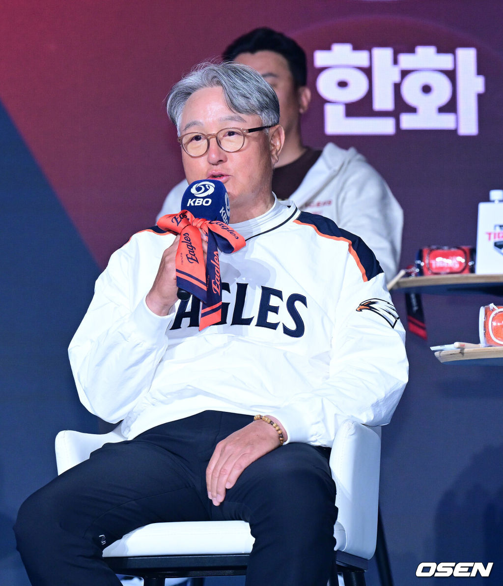 2026 신한 SOL KBO 리그 미디어데이&팬페스트 행사가 26일 서울 송파구 롯데호텔 월드에서 열렸다.2026 KBO 리그 정규 시즌은 오는 28일 인천(KIA-SSG), 잠실(LG-KT), 대구(삼성-롯데), 창원(NC-두산), 대전(한화-키움) 등 5개 구장에서 개막한다. 한화 김경문 감독이 질문에 답을 하고 있다. 2026.03.26 / jpnews@osen.co.kr