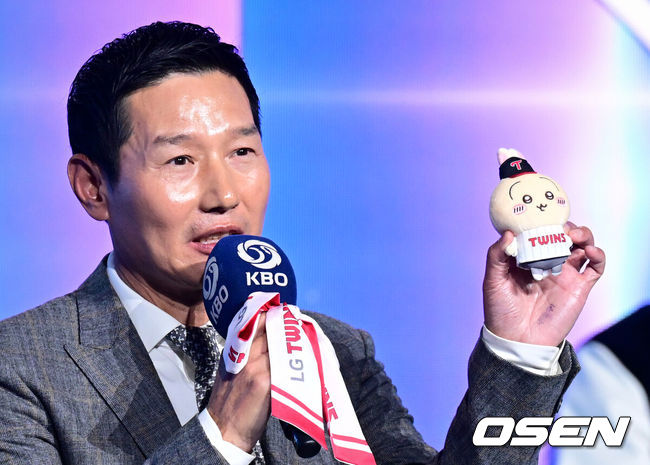 [OSEN=조은정 기자] 2026 신한 SOL KBO 리그 미디어데이&팬페스트 행사가 26일 서울 송파구 롯데호텔 월드에서 열렸다.2026 KBO 리그 정규 시즌은 오는 28일 인천(KIA-SSG), 잠실(LG-KT), 대구(삼성-롯데), 창원(NC-두산), 대전(한화-키움) 등 5개 구장에서 개막한다.&nbsp;LG 염경엽 감독이 올 시즌 LG의 히트 상품을 소개하고 있다. 2026.03.26 /cej@osen.co.kr