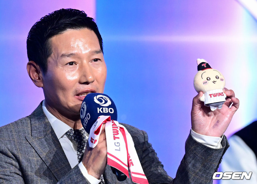 2026 신한 SOL KBO 리그 미디어데이&팬페스트 행사가 26일 서울 송파구 롯데호텔 월드에서 열렸다.2026 KBO 리그 정규 시즌은 오는 28일 인천(KIA-SSG), 잠실(LG-KT), 대구(삼성-롯데), 창원(NC-두산), 대전(한화-키움) 등 5개 구장에서 개막한다. LG 염경엽 감독이 올 시즌 LG의 히트 상품을 소개하고 있다. 2026.03.26 /cej@osen.co.kr