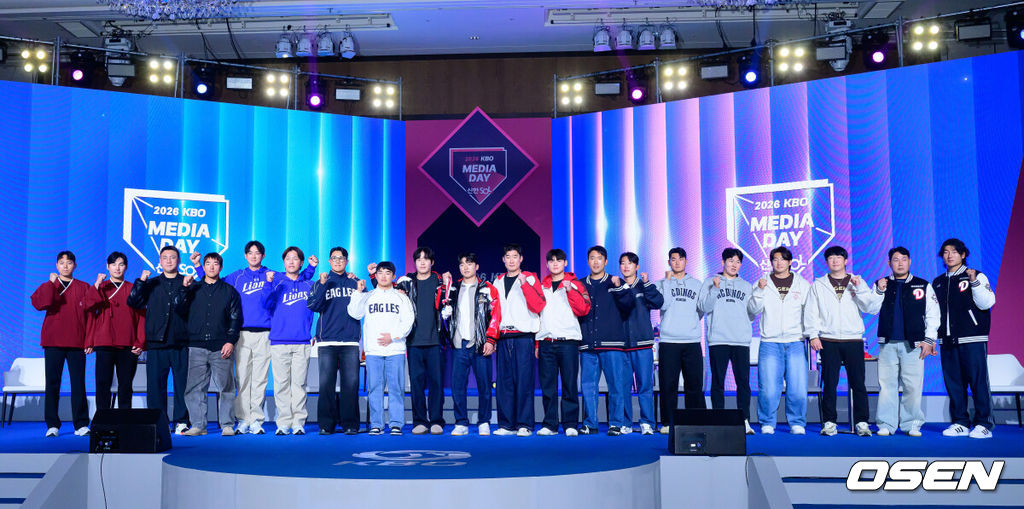 2026 신한 SOL KBO 리그 미디어데이&팬페스트 행사가 26일 서울 송파구 롯데호텔 월드에서 열렸다.2026 KBO 리그 정규 시즌은 오는 28일 인천(KIA-SSG), 잠실(LG-KT), 대구(삼성-롯데), 창원(NC-두산), 대전(한화-키움) 등 5개 구장에서 개막한다. 10개 구단 선수들이 포토타임을 하고 있다. 2026.03.26 / jpnews@osen.co.kr