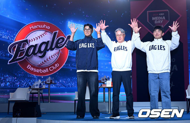 [OSEN=지형준 기자] 2026 신한 SOL KBO 리그 미디어데이&팬페스트 행사가 26일 서울 송파구 롯데호텔 월드에서 열렸다.2026 KBO 리그 정규 시즌은 오는 28일 인천(KIA-SSG), 잠실(LG-KT), 대구(삼성-롯데), 창원(NC-두산), 대전(한화-키움) 등 5개 구장에서 개막한다.&nbsp;한화 김경문 감독과 채은성, 문현빈이 포토타임을 하고 있다. 2026.03.26&nbsp;/ jpnews@osen.co.kr
