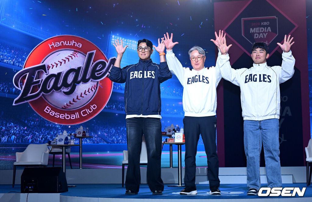 2026 신한 SOL KBO 리그 미디어데이&팬페스트 행사가 26일 서울 송파구 롯데호텔 월드에서 열렸다.2026 KBO 리그 정규 시즌은 오는 28일 인천(KIA-SSG), 잠실(LG-KT), 대구(삼성-롯데), 창원(NC-두산), 대전(한화-키움) 등 5개 구장에서 개막한다. 한화 김경문 감독과 채은성, 문현빈이 포토타임을 하고 있다. 2026.03.26 / jpnews@osen.co.kr