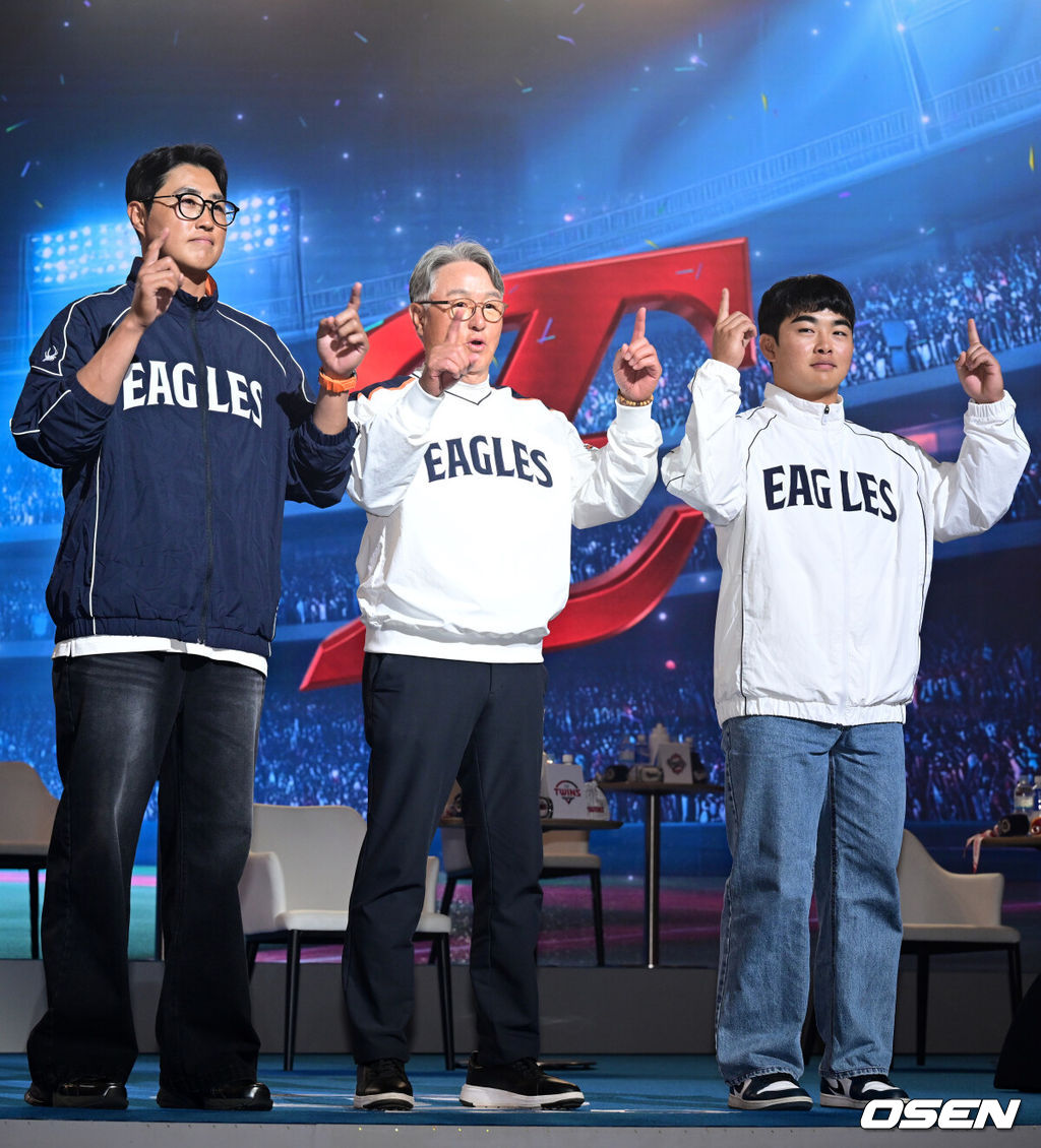 2026 신한 SOL KBO 리그 미디어데이&팬페스트 행사가 26일 서울 송파구 롯데호텔 월드에서 열렸다.2026 KBO 리그 정규 시즌은 오는 28일 인천(KIA-SSG), 잠실(LG-KT), 대구(삼성-롯데), 창원(NC-두산), 대전(한화-키움) 등 5개 구장에서 개막한다. 한화 채은성, 김경문 감독, 문현빈이 포즈를 취하고 있다. 2026.03.26 /cej@osen.co.kr