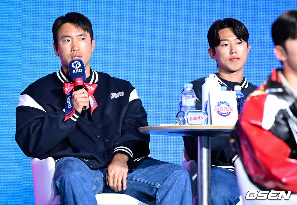 2026 신한 SOL KBO 리그 미디어데이&팬페스트 행사가 26일 서울 송파구 롯데호텔 월드에서 열렸다.2026 KBO 리그 정규 시즌은 오는 28일 인천(KIA-SSG), 잠실(LG-KT), 대구(삼성-롯데), 창원(NC-두산), 대전(한화-키움) 등 5개 구장에서 개막한다. 롯데 전준우, 전민재가 각오를 밝히고 있다.  2026.03.26 /cej@osen.co.kr