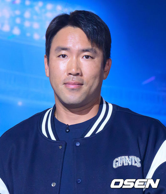 [OSEN=지형준 기자] 2026 신한 SOL KBO 리그 미디어데이&팬페스트 행사가 26일 서울 송파구 롯데호텔 월드에서 열렸다.2026 KBO 리그 정규 시즌은 오는 28일 인천(KIA-SSG), 잠실(LG-KT), 대구(삼성-롯데), 창원(NC-두산), 대전(한화-키움) 등 5개 구장에서 개막한다.&nbsp;롯데 전준우가 포토타임을 하고 있다. 2026.03.26&nbsp;/ jpnews@osen.co.kr