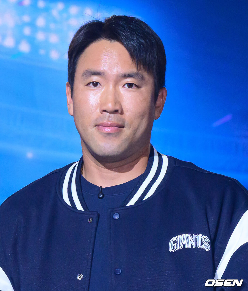 2026 신한 SOL KBO 리그 미디어데이&팬페스트 행사가 26일 서울 송파구 롯데호텔 월드에서 열렸다.2026 KBO 리그 정규 시즌은 오는 28일 인천(KIA-SSG), 잠실(LG-KT), 대구(삼성-롯데), 창원(NC-두산), 대전(한화-키움) 등 5개 구장에서 개막한다. 롯데 전준우가 포토타임을 하고 있다. 2026.03.26 / jpnews@osen.co.kr