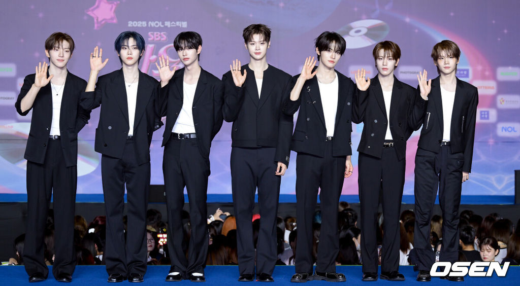 27일 오후 경기도 고양시 일산서구 킨텍스 제1전시장에서 '2025 SBS 가요대전 Summer' 블루카펫 행사가 열렸다.이날 행사에는 NCT 드림, 아이들, 투모로우바이투게더, 스테이씨, 엔하이픈, 아일릿, 베이비몬스터, 킥플립, 하츠투하츠, 키키, 클로즈유어아이즈, 힛지스, 우즈, 베이비돈크라이, 아이딧 등이 출연한다. 클로즈유어아이즈가 포즈를 취하고 있다. 2025.07.27 /cej@osen.co.kr