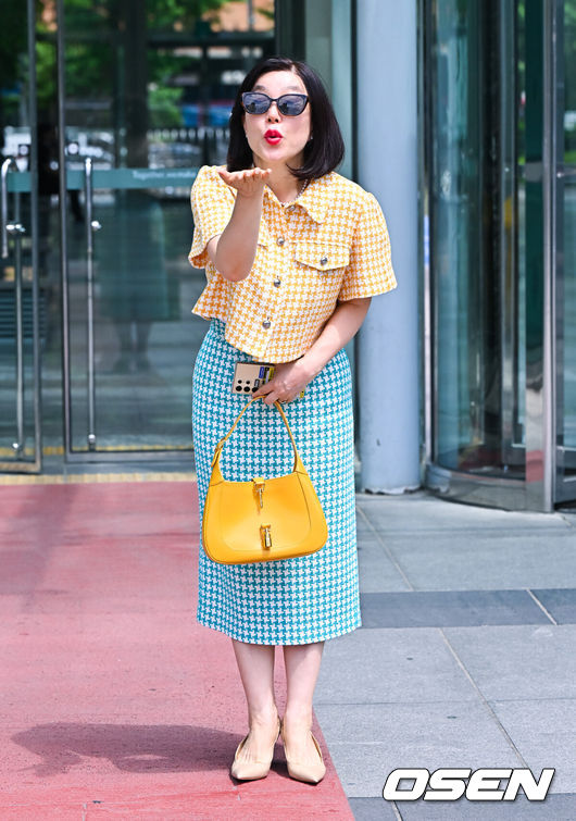 [OSEN=박준형 기자] 28일 오후 서울 목동 SBS에서 SBS 라디오 파워FM '최화정의 파워타임'이 진행됐다.<br /><br />최화정은 오는 6월 2일 마지막 방송으로 27년 만에 SBS 파워 FM 최화정의 파워타임 DJ 하차할 예정이다.<br /><br />최화정이 방송을 마치고 퇴근하고 있다.   2024.05.28 / soul1014@osen.co.kr