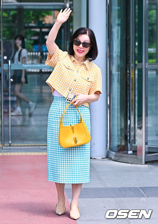 [OSEN=박준형 기자] 28일 오후 서울 목동 SBS에서 SBS 라디오 파워FM '최화정의 파워타임'이 진행됐다.<br /><br />최화정은 오는 6월 2일 마지막 방송으로 27년 만에 SBS 파워 FM 최화정의 파워타임 DJ 하차할 예정이다.<br /><br />최화정이 방송을 마치고 퇴근하고 있다.   2024.05.28 / soul1014@osen.co.kr