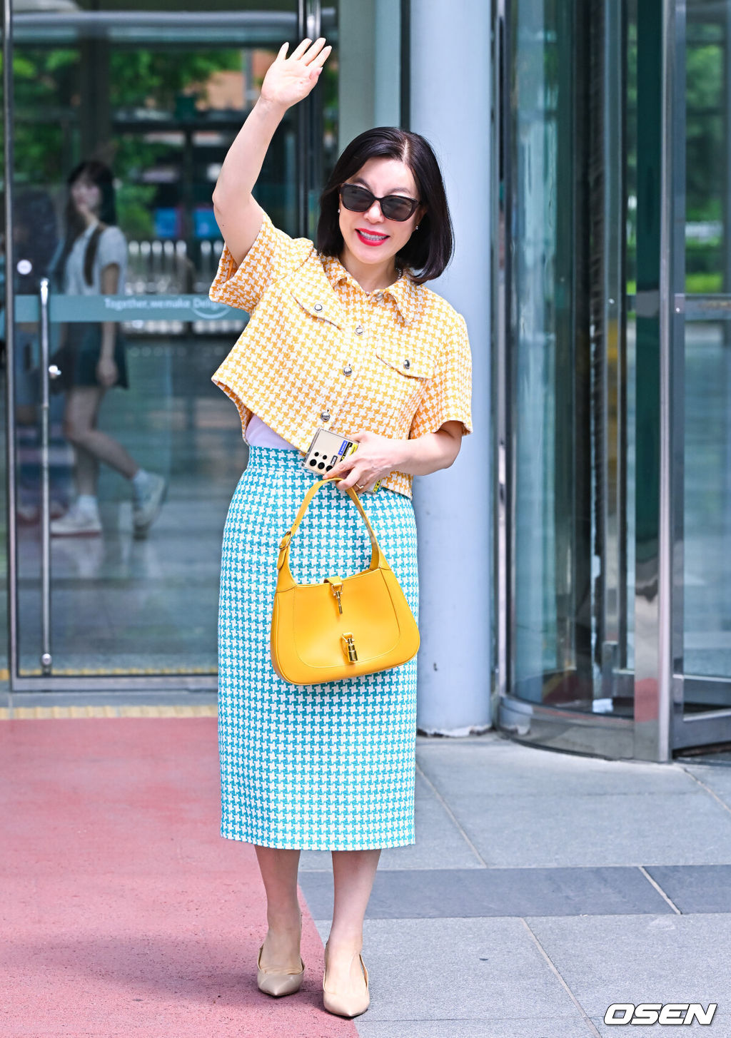 28일 오후 서울 목동 SBS에서 SBS 라디오 파워FM '최화정의 파워타임'이 진행됐다.<br /><br />최화정은 오는 6월 2일 마지막 방송으로 27년 만에 SBS 파워 FM 최화정의 파워타임 DJ 하차할 예정이다.<br /><br />최화정이 방송을 마치고 퇴근하고 있다. 2024.05.28 / soul1014@osen.co.kr